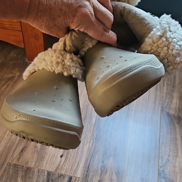 CROCS Women's Beige Fleece-Lined Clogs Shoes - Picture 9 of 15